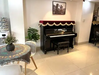Kawai BL51 Special có độ bóng cao, đặc biệt phản chiếu sang trọng dưới ánh đèn