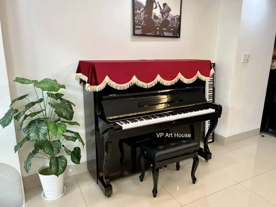 Màu đen bóng cùng kiểu chân cong tô điểm cho vẻ đẹp tinh tế