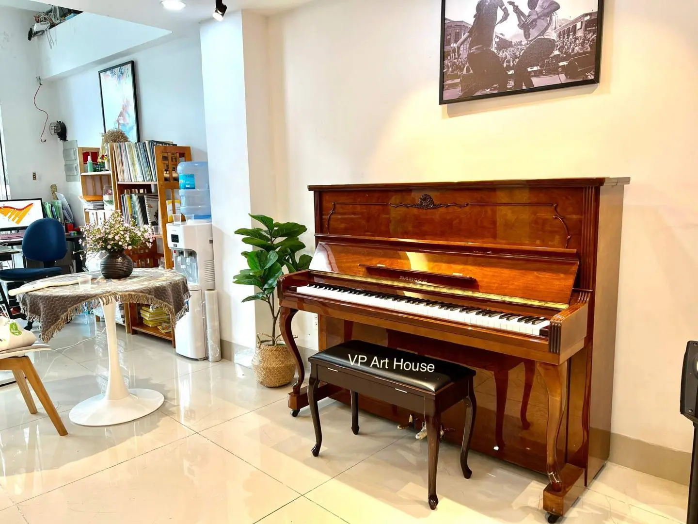 Bạn có thể đặt cây piano Barock ở phòng khách để tạo điểm nhấn