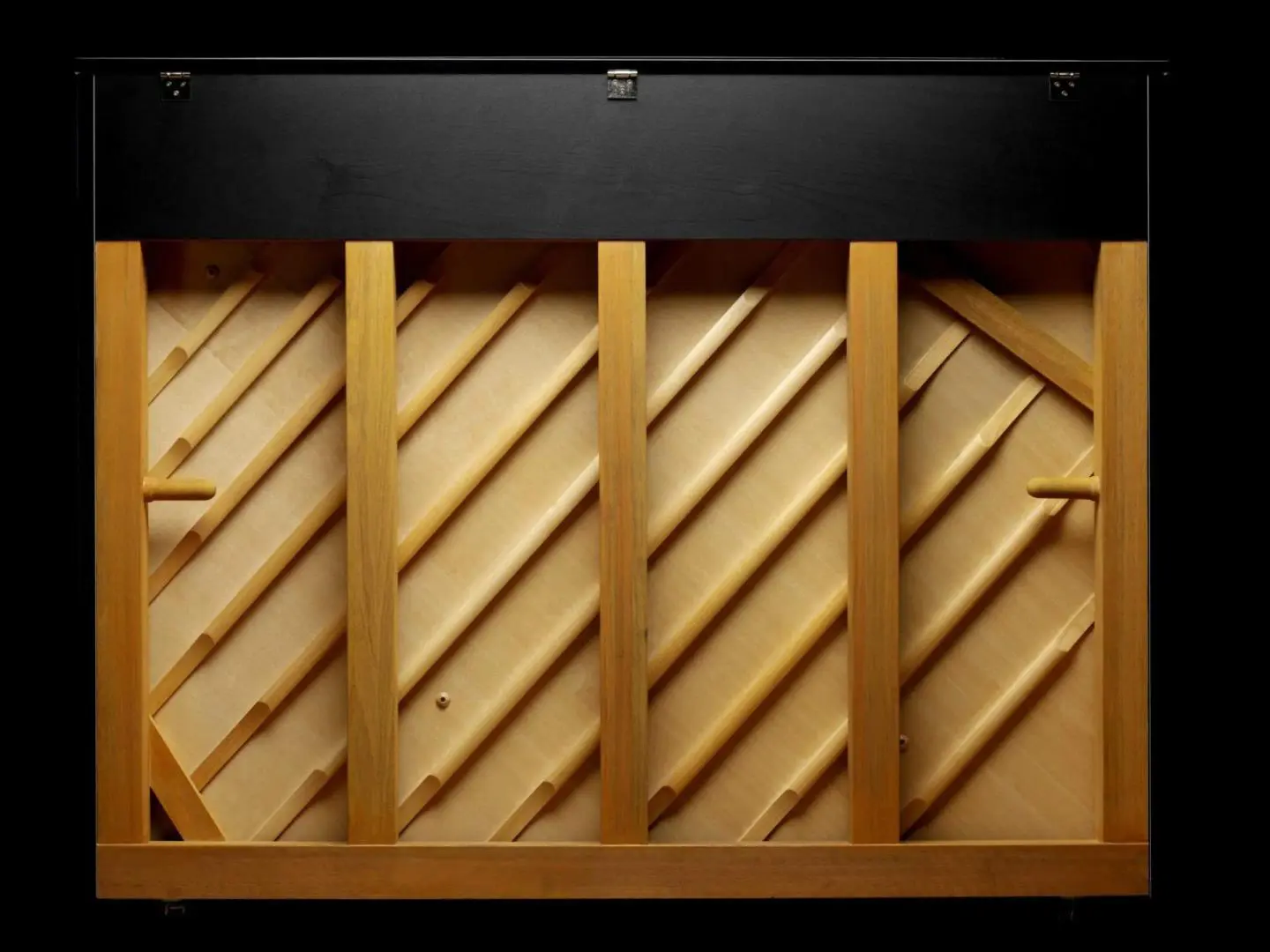 Đàn piano Yamaha B3 có 5 trụ sau (B1, B2 chỉ có 4 trụ sau)