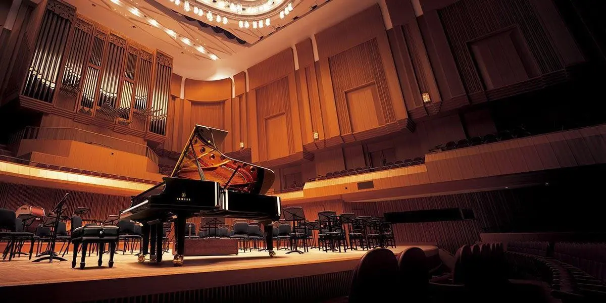 Yamaha U1J SC2 lấy mẫu Đại dương cầm CFX trứ danh