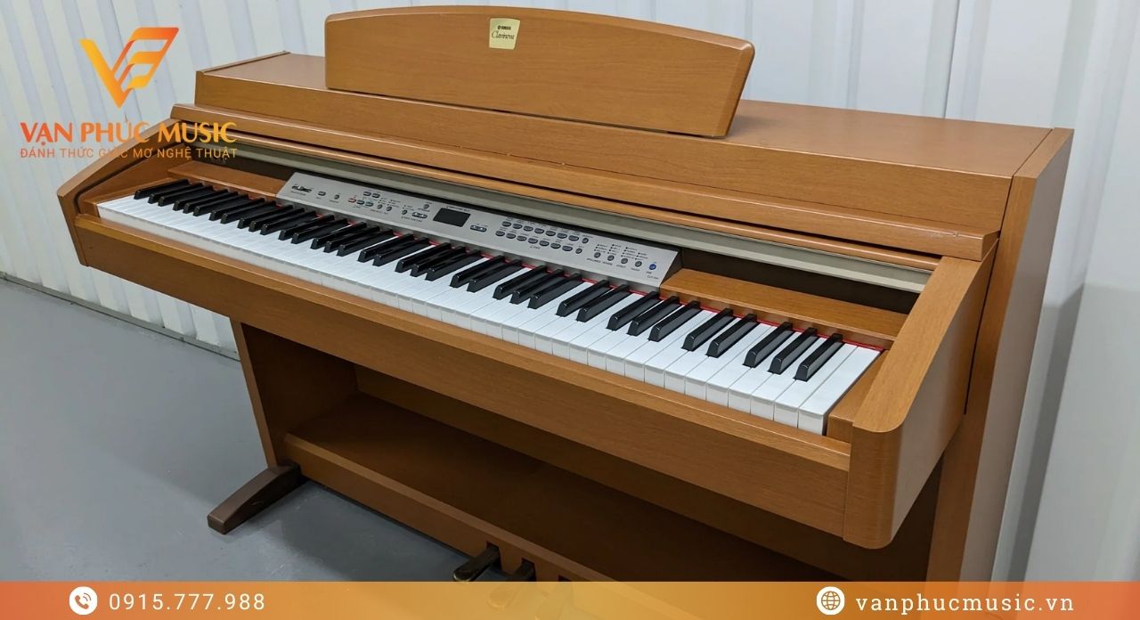 YAMAHA CLP 240C