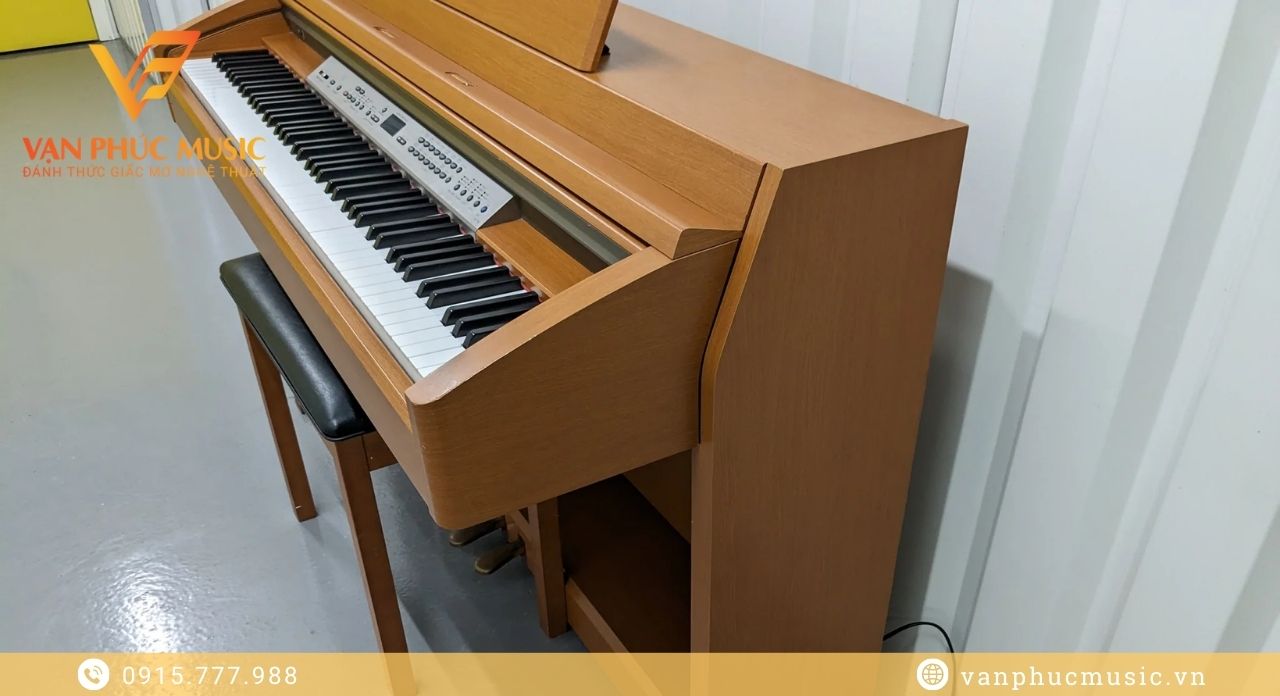 YAMAHA CLP 240C