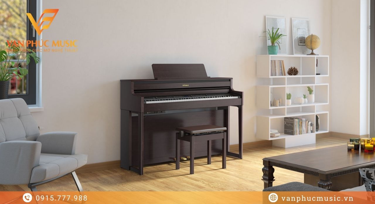 ROLAND HP 704DR