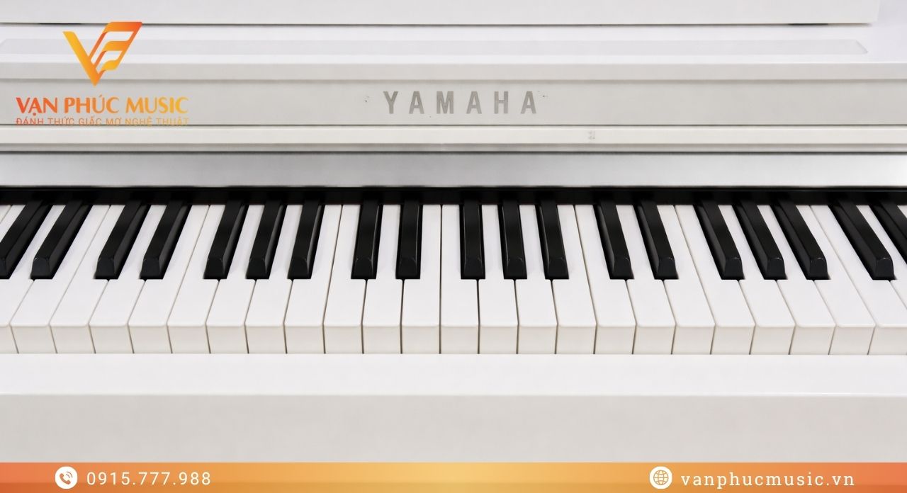 Yamaha CLP 825WH